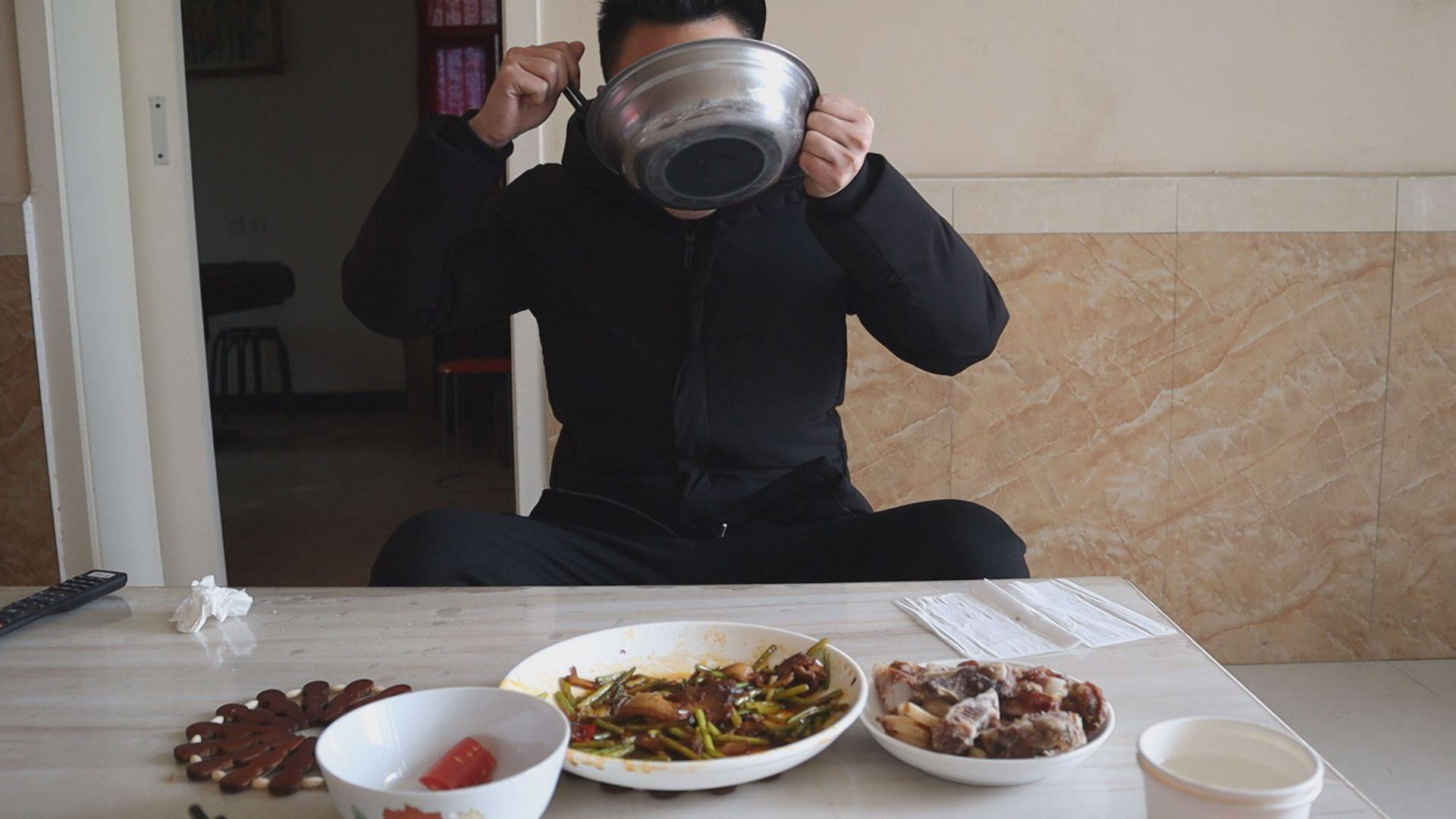 大年初一第一盆,蒜苗炒肉、腊排骨配饭,胃口好了吃啥都香